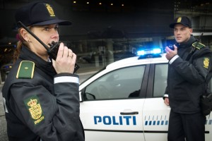 Billede af patruljevogn og politiets jakker Foto: Politi.dk