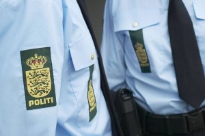 Billede af politiets skjorter og våbenskjold Foto: Politi.dk
